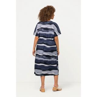 Ulla Popken  Robe midi oversized à col tunisien et manches courtes. Motif à rayures. 