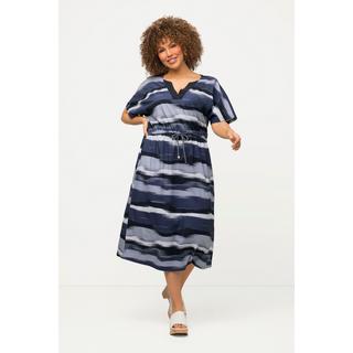 Ulla Popken  Robe midi oversized à col tunisien et manches courtes. Motif à rayures. 