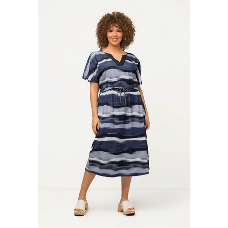 Ulla Popken  Robe midi oversized à col tunisien et manches courtes. Motif à rayures. 