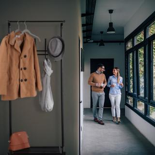 B2X Kleiderbügel mit Schuhaufbewahrung  