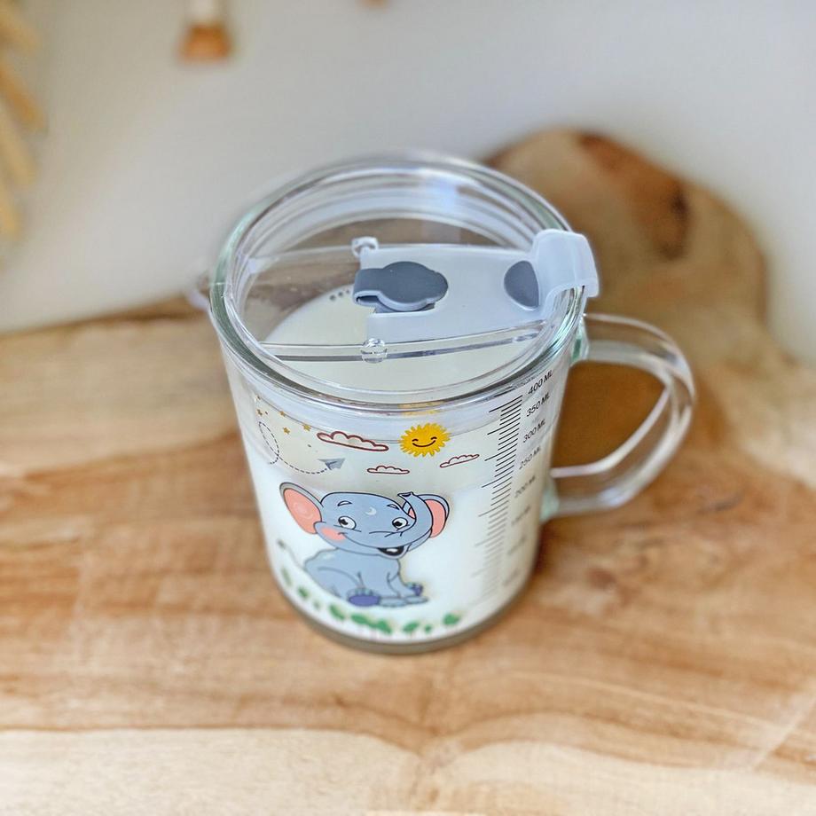 Intirilife Intirilife Kinder Trinkbecher transparent mit Deckel, Skala und Strohhalm mit Elefant Design  