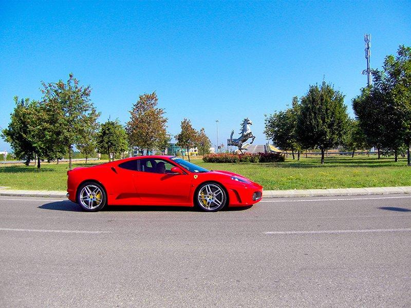 Smartbox  A tutto gas: 1 suggestivo giro in Ferrari tra le strade di Maranello - Cofanetto regalo 