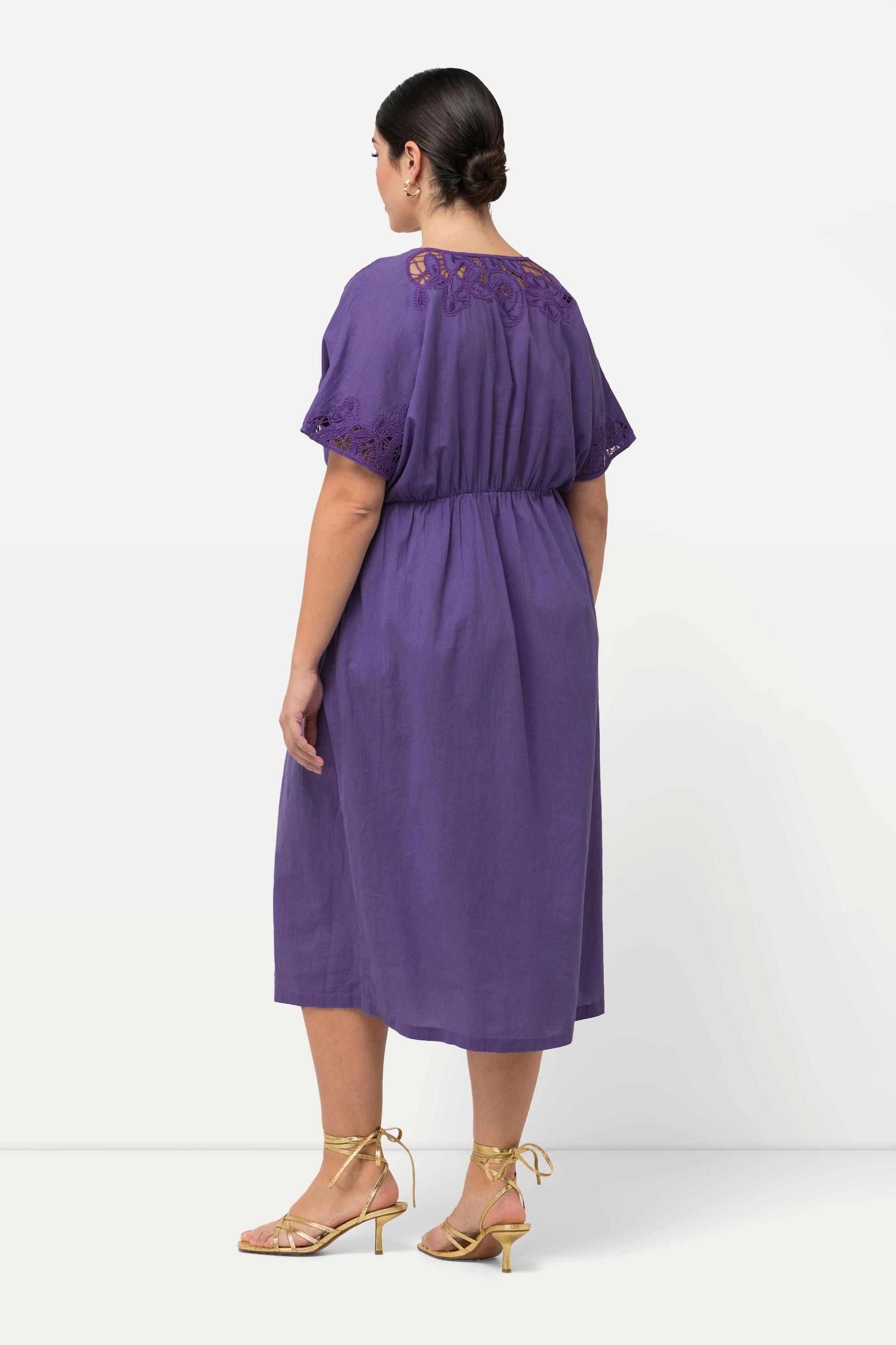 Ulla Popken  Abito dal taglio oversize con ricami, scollo a V e mezze maniche 