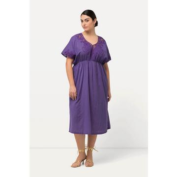 Robe oversize avec broderies. Décolleté en V et manches courtes.