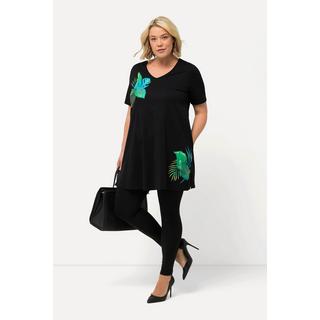 Ulla Popken  Maglia dal taglio lungo e svasato con design con foglie, scollo a V e mezze maniche 