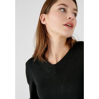 Damart  Pull col V maille jersey souple. 