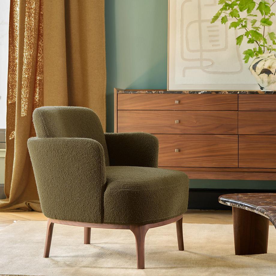 AM.PM Sessel mit Walnussfuss und Bouclé-Struktur  