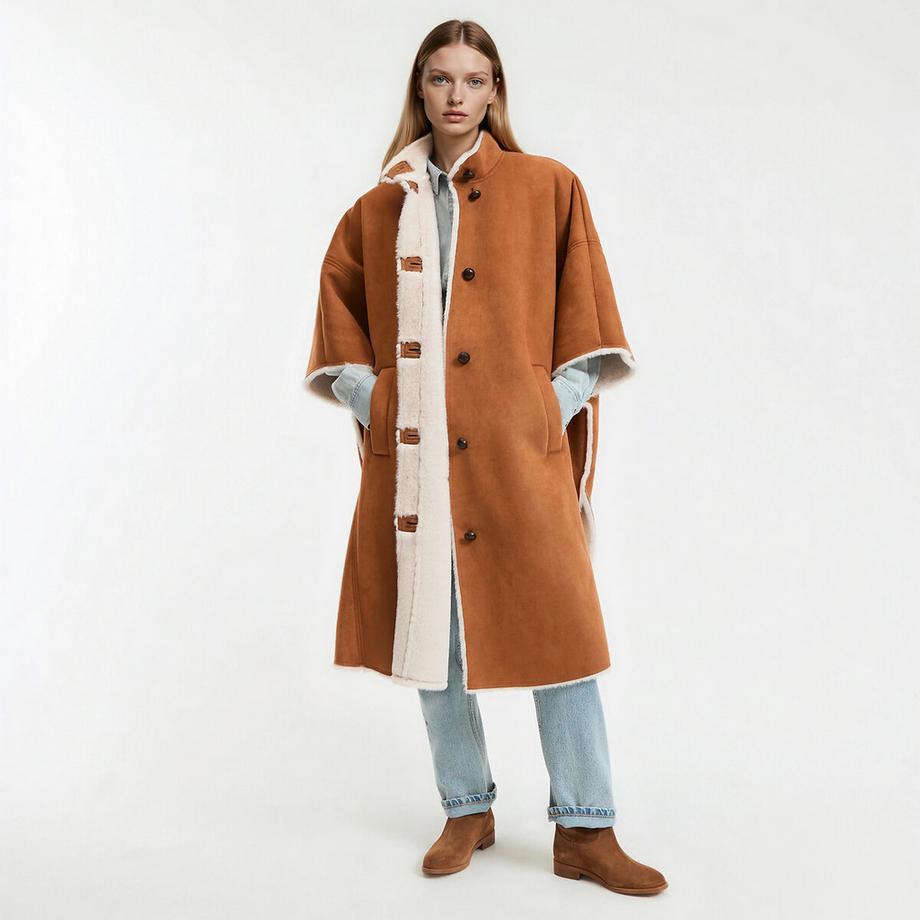 Langes Cape mit Knopfverschluss