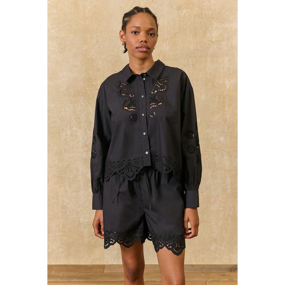 Langärmelige Bluse mit Lochstickerei