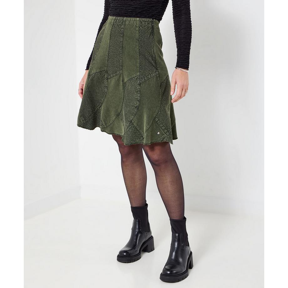 Knieumspielender Jeansrock im Patchwork-Stil