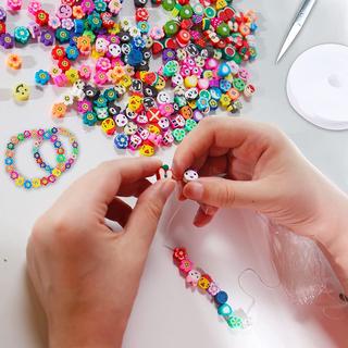 Activity-board  300 pièces de perles smiley perles de polymère pour bracelets d'enfants, perles de bricolage pour enfiler aux enfants des fruits colorés, des animaux, des fleurs, des smiley, pour faire des bracelets de bijoux 