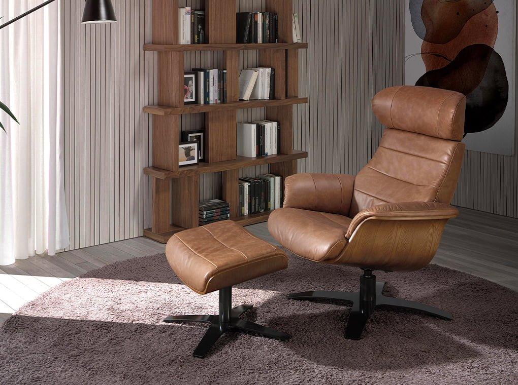 ANGEL CERDA Fauteuil pivotant en cuir de couleur camel  