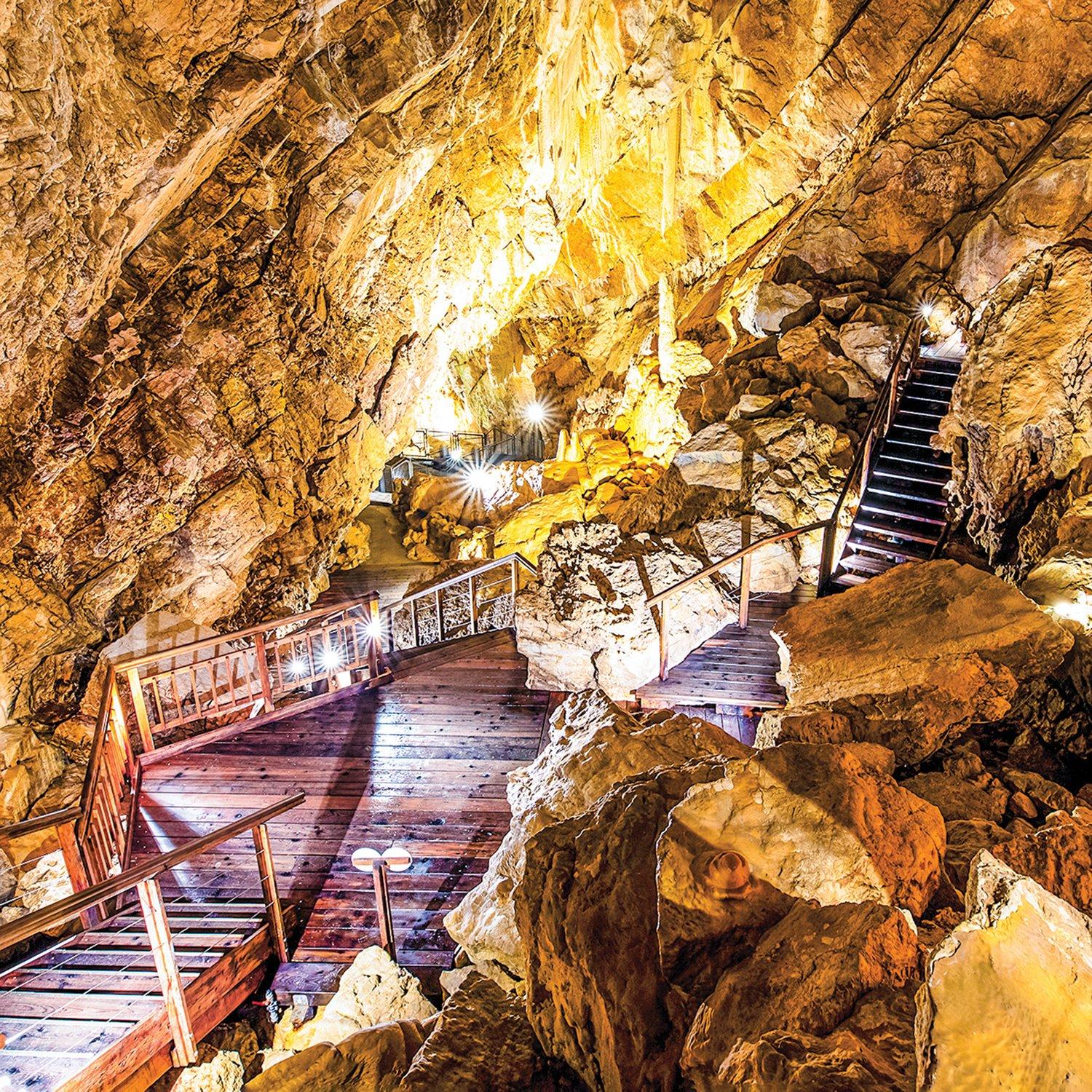 Image of Smartbox 100% Schweizer Abenteuer bei einem Besuch der Vallorbe-Höhlen und einem köstlichen Käse - Geschenkbox