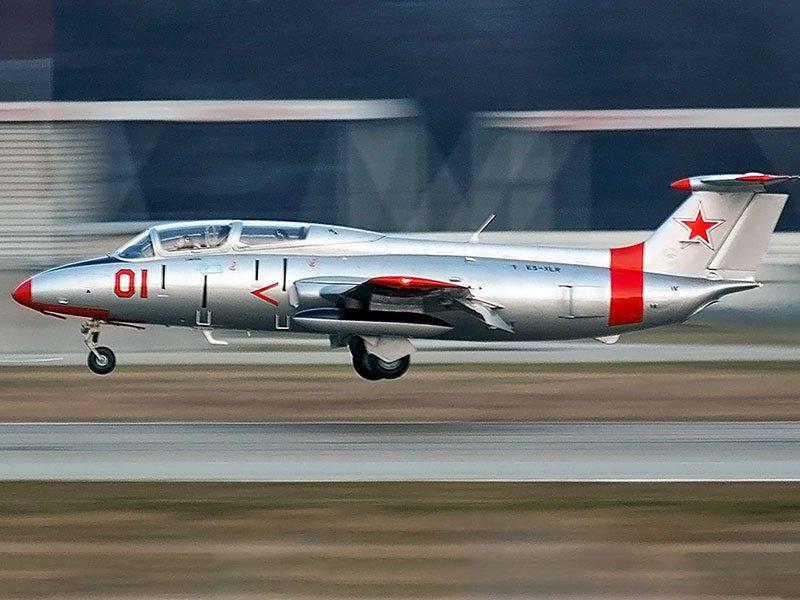 Smartbox  Dans le ciel de Slovaquie : vol de 30 minutes à bord d'un avion de chasse L-29 DELFIN - Coffret Cadeau 