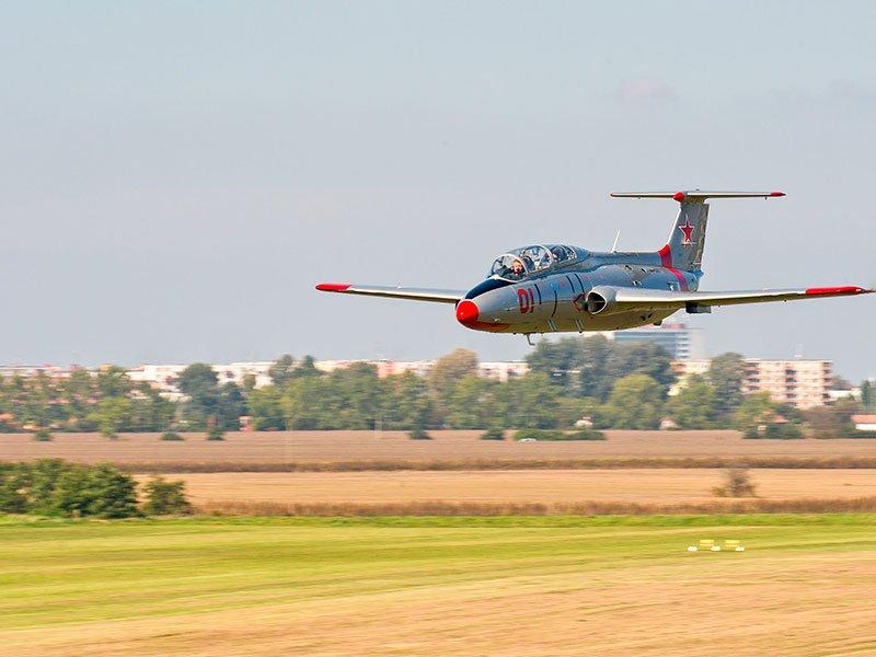 Smartbox  Dans le ciel de Slovaquie : vol de 30 minutes à bord d'un avion de chasse L-29 DELFIN - Coffret Cadeau 