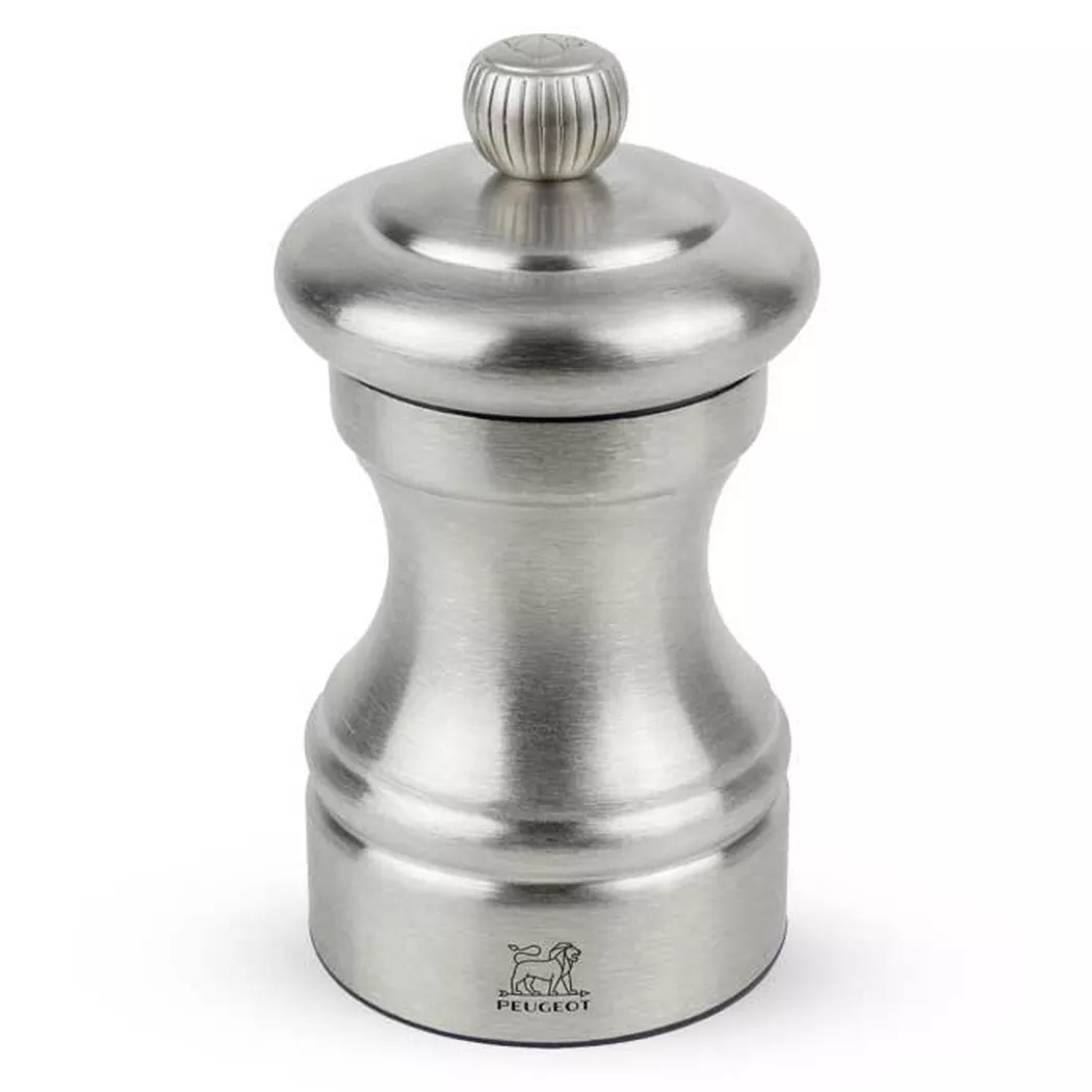 The Peugeot Bistro Chef pepper mill symbolises quality in both its functional design and capacity to complement creativity in the kitchen by enhancing all the natural flavours of authentic cooking. In brushed stainless steel, this pepper mill brings a modern metallic shimmer to all the great chef's tables. Bistro Chef