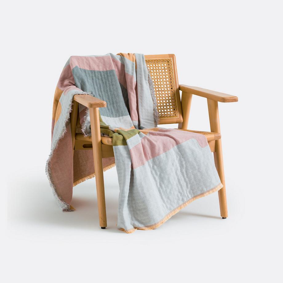 Gemustertes Jacquardplaid mit gefransten Kanten