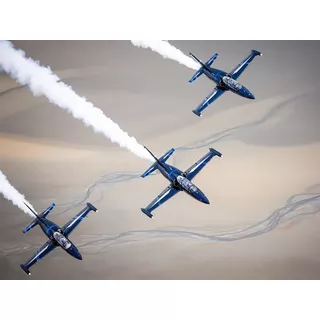 Smartbox  Pilota per un giorno a Riga: volo di 25 minuti a bordo di un jet militare L-39 Albatros - Cofanetto regalo 