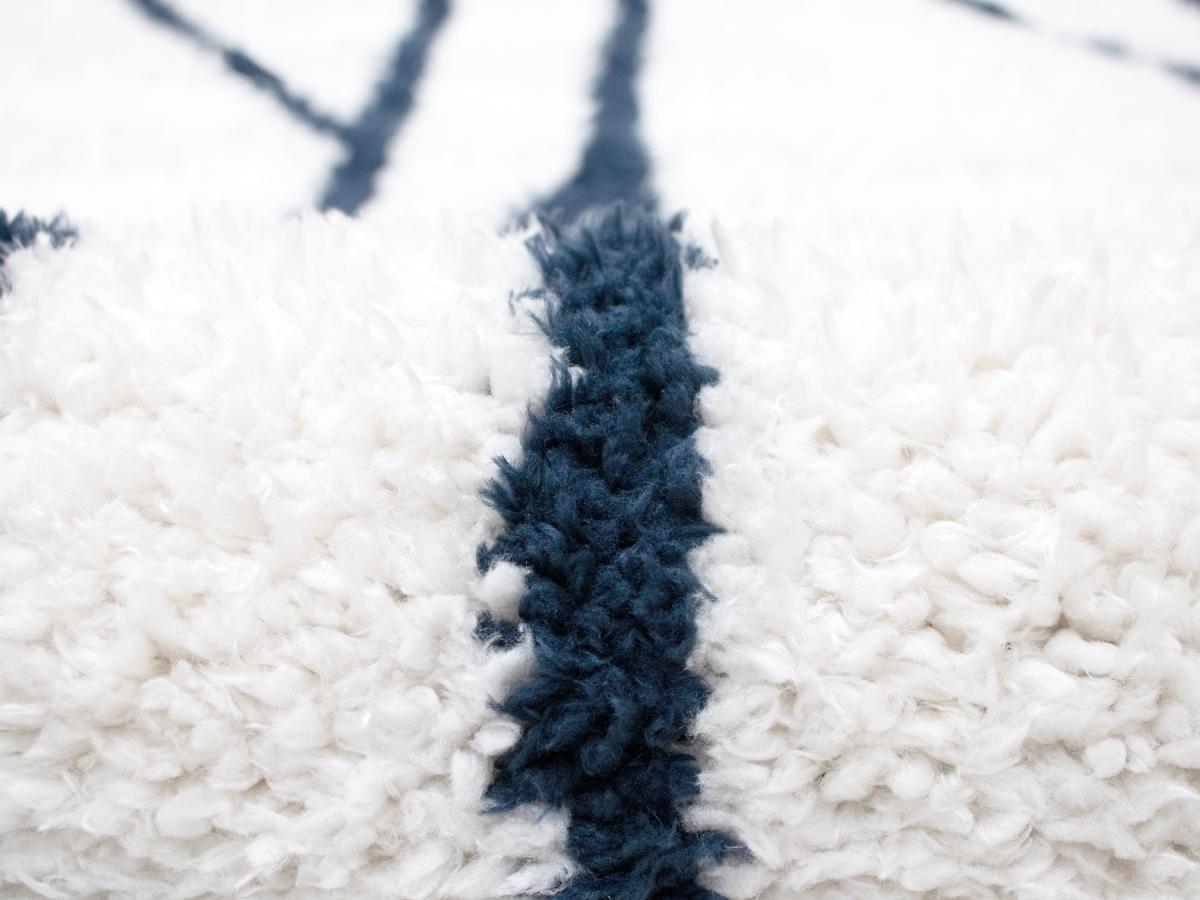 Vente-unique  Tapis shaggy berbère lignes asymétriques - 160 x 230 cm - Blanc et bleu nuit - BARDIO 