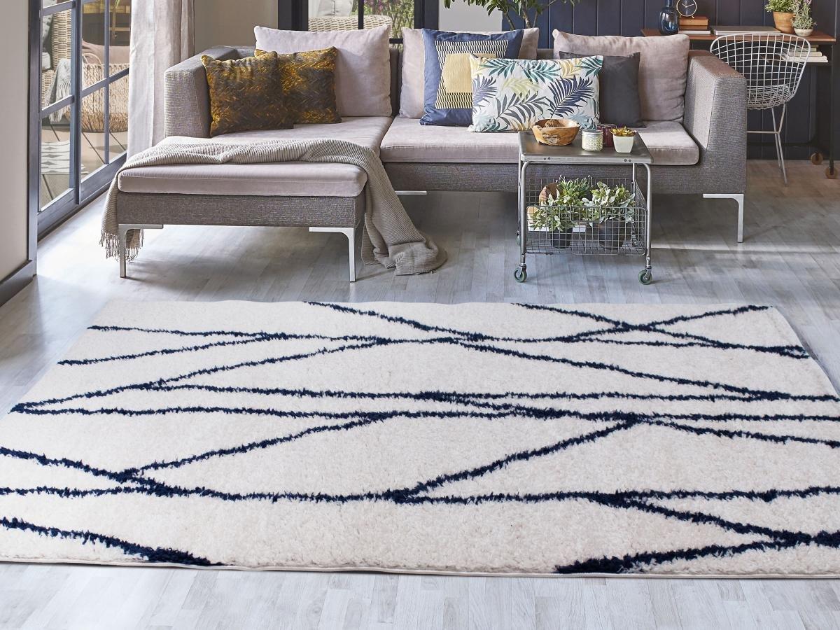 Vente-unique  Tapis shaggy berbère lignes asymétriques - 160 x 230 cm - Blanc et bleu nuit - BARDIO 