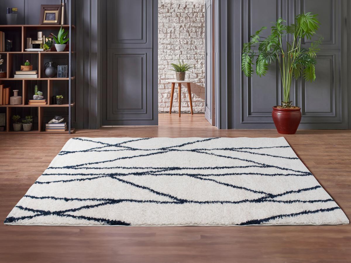 Vente-unique  Tapis shaggy berbère lignes asymétriques - 160 x 230 cm - Blanc et bleu nuit - BARDIO 