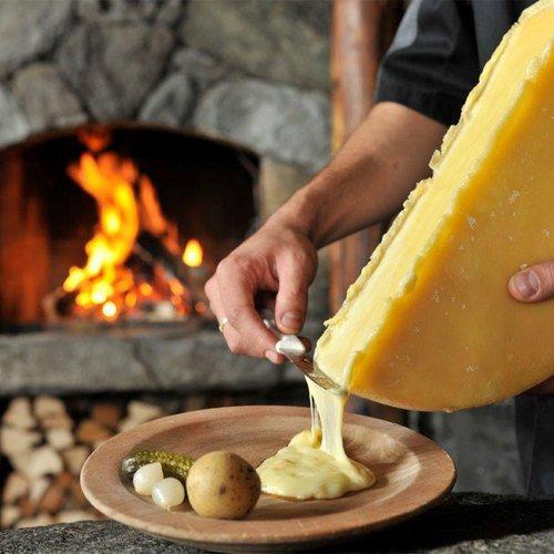 Geschenkidee  Bergübernachtung im Wallis - 2 Nächte inkl. Raclette, Frühstück & Whirlpool (für 2 Personen) 