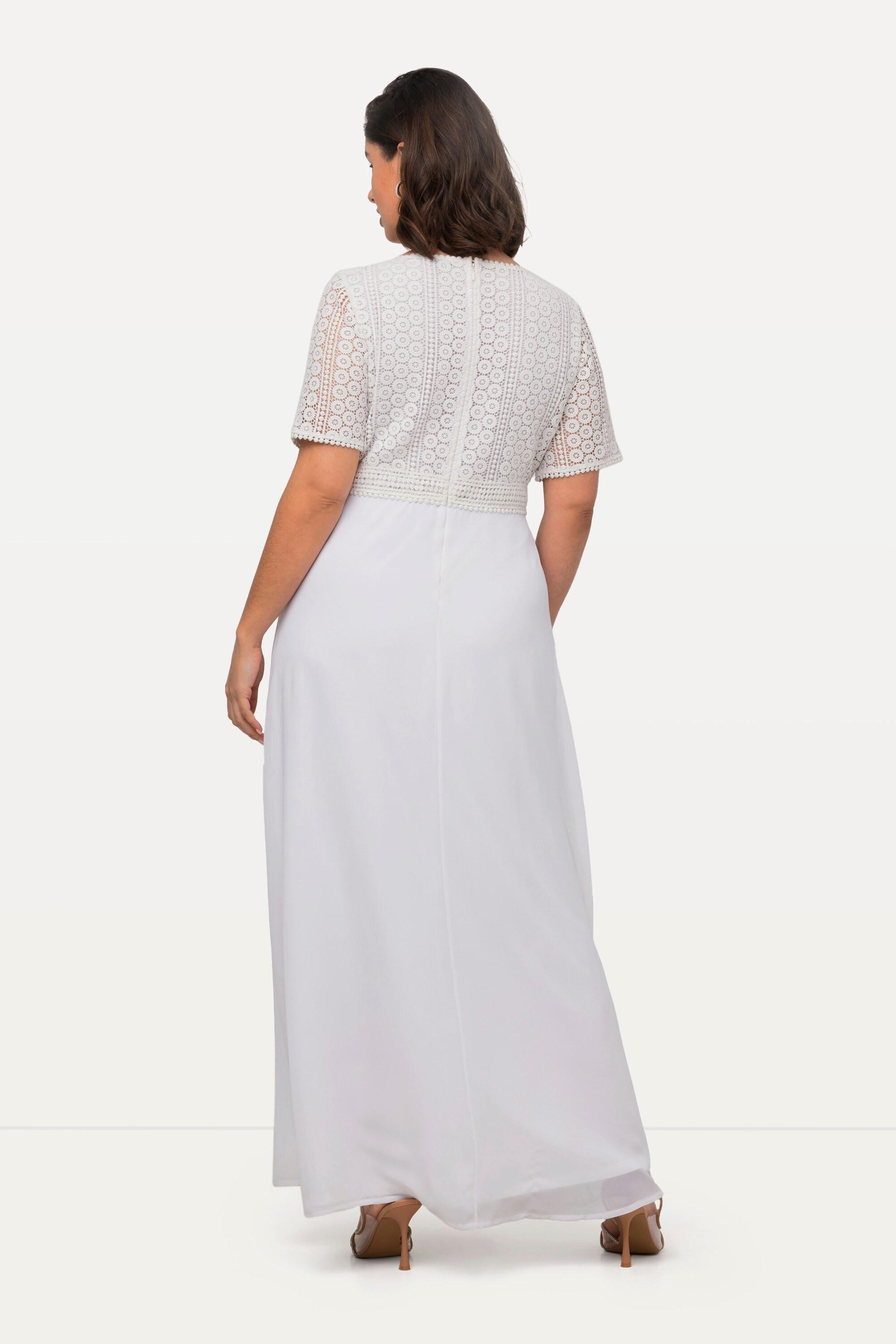 Ulla Popken  Robe de mariée au style bohème, ligne en A. Col en V et manches courtes. 