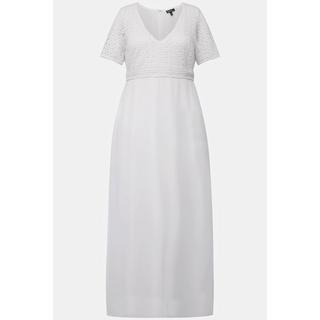 Ulla Popken  Robe de mariée au style bohème, ligne en A. Col en V et manches courtes. 