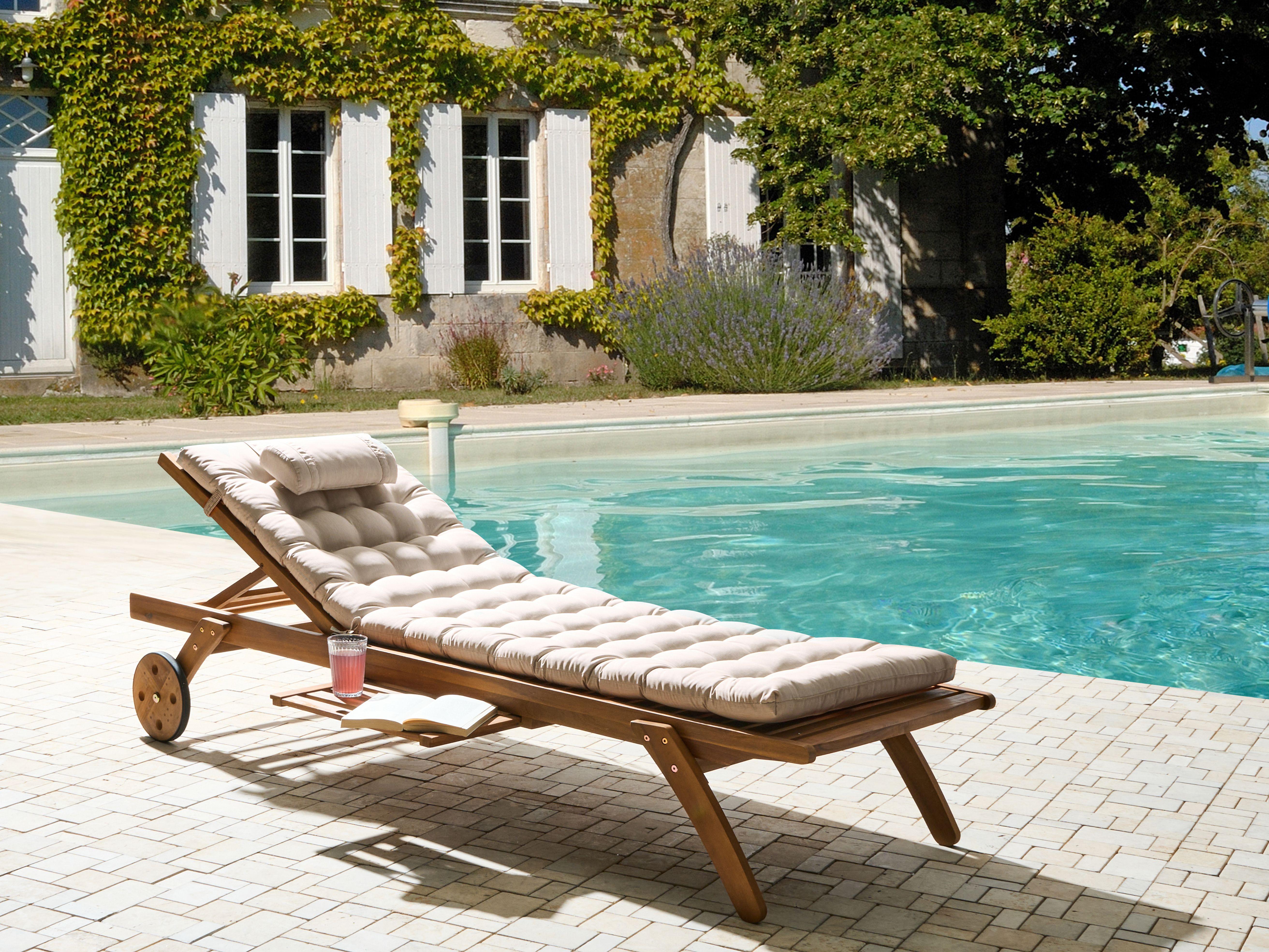 Beliani Transat avec coussin en Acacia Moderne CESANA PREMIUM  