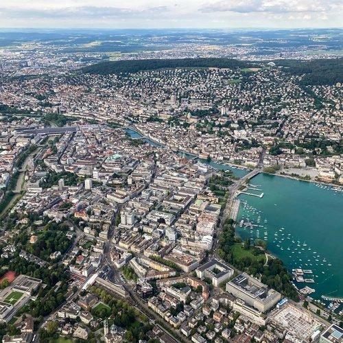 Geschenkidee  Helikopterflug über Zürich - 30 Minuten (für 3 Personen) 