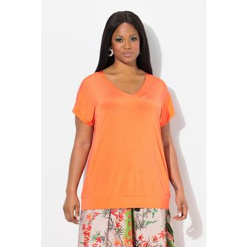 T-shirt oversize en tissu fluide. Décolleté V et manches courtes