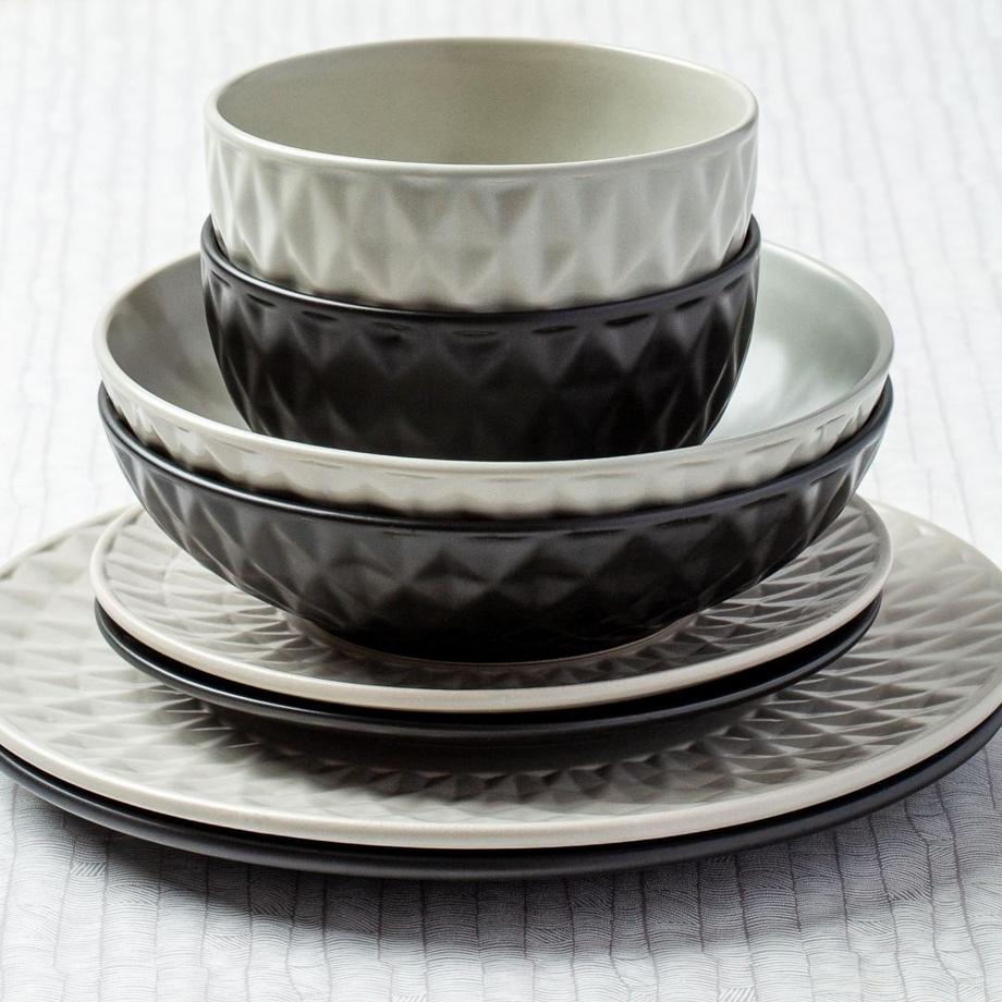 NAVA  Assiette en céramique noire avec élégant motif en relief, passe au lave-vaisselle 