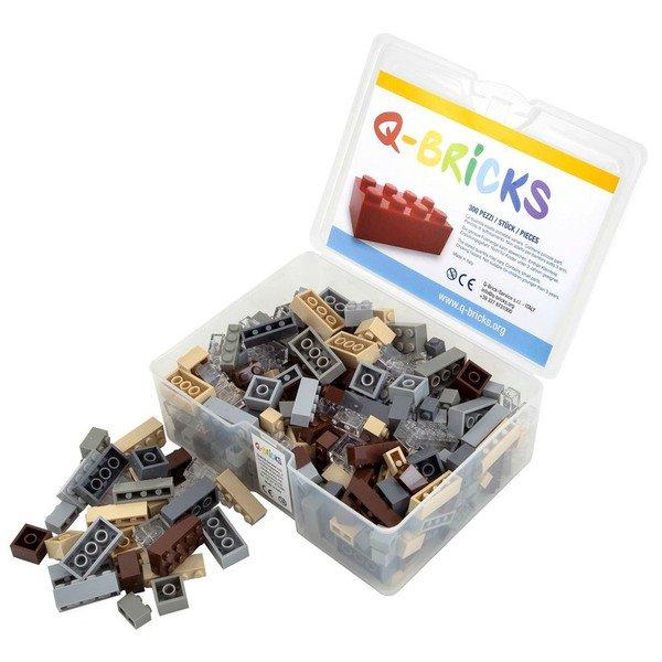 Q-BRICKS       Gemischter Baukasten, enthält 300 Steine ​​in den Größen 2×4 (60 Stück), 1×4 (60 Stück), 2×2 (60 Stück), 1×2 (60 Stück) und 1×1 (60 Stück) in verschiedenen Farben: Staubgrau, Steingrau, Hellgrau, Elfenbein, Transparent und Nussbraun.             