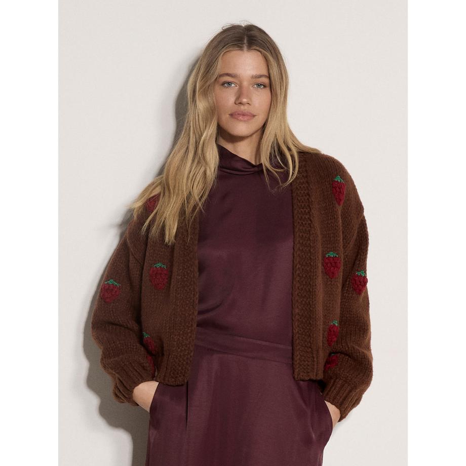 Grob gestrickte Erdbeer-Strickjacke