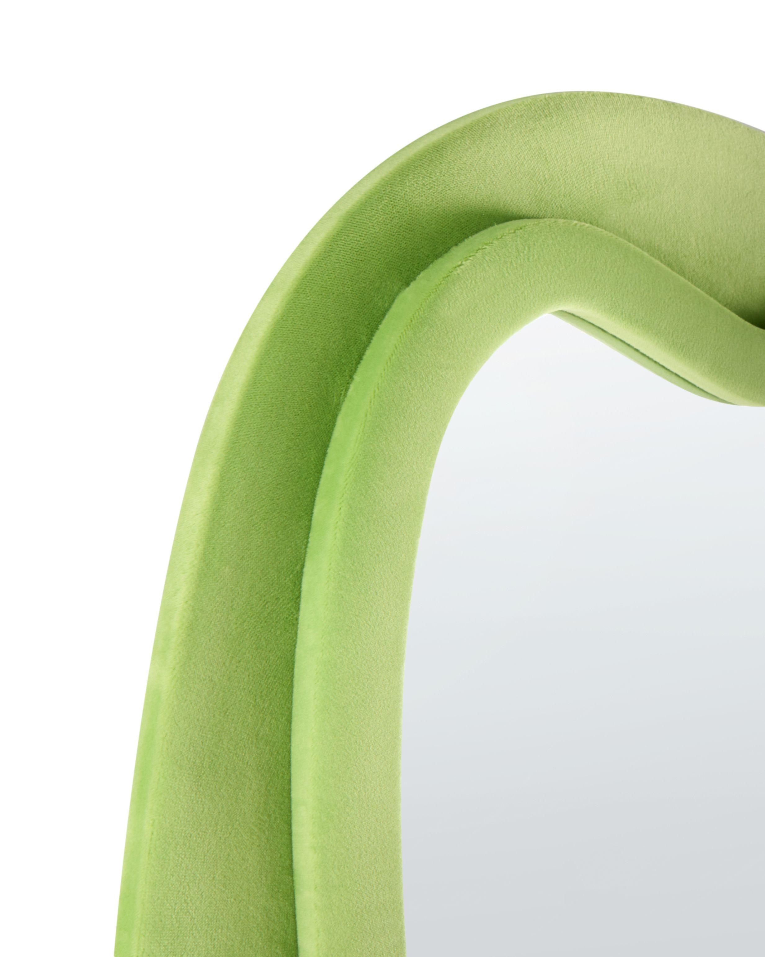 Beliani Wandspiegel aus Samtstoff Modern BEAUNE  