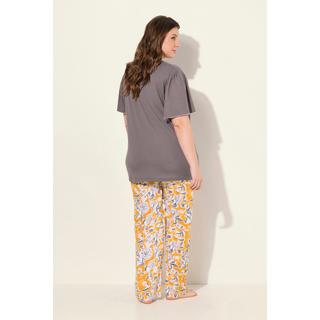 Ulla Popken  Pyjama dans un imprimé floral. Manches courtes, poches et décolleté bateau. 