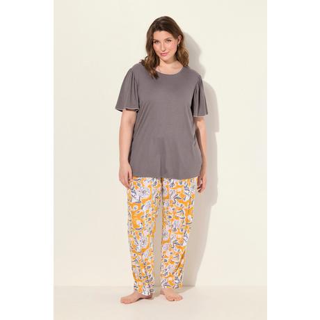 Ulla Popken  Pyjama dans un imprimé floral. Manches courtes, poches et décolleté bateau. 