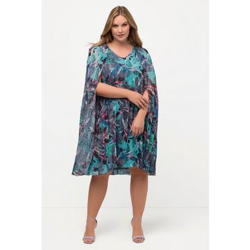 Robe cape sans manches, tissu plissé. Silhouette en A, longueur midi et décolleté en V.