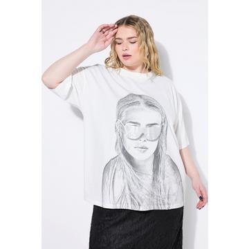 T-shirt oversize, portrait de femme