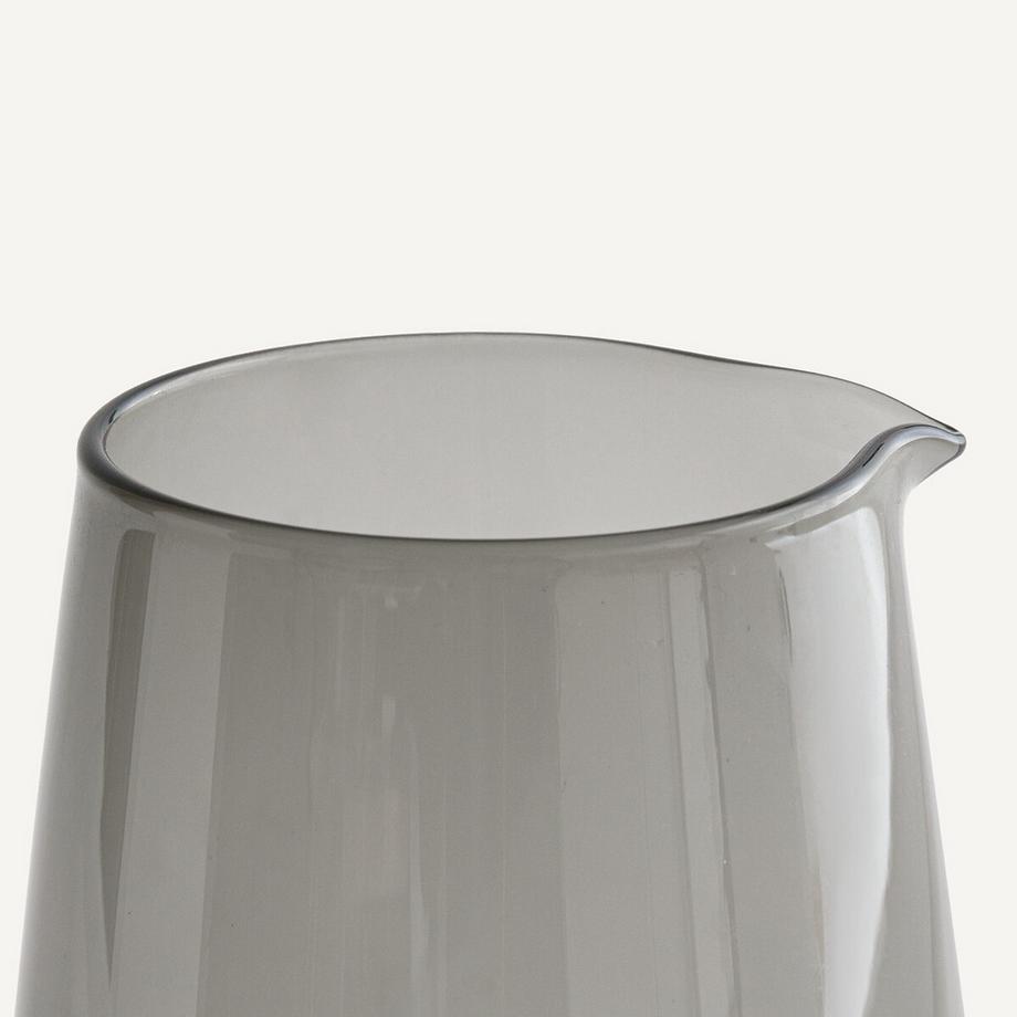 AM.PM Karaffe aus mundgeblasenem Rauchglas  