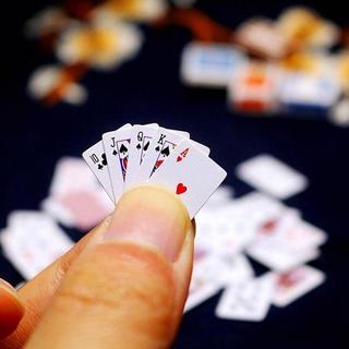 Gameloot  Jeu de cartes au format mini 