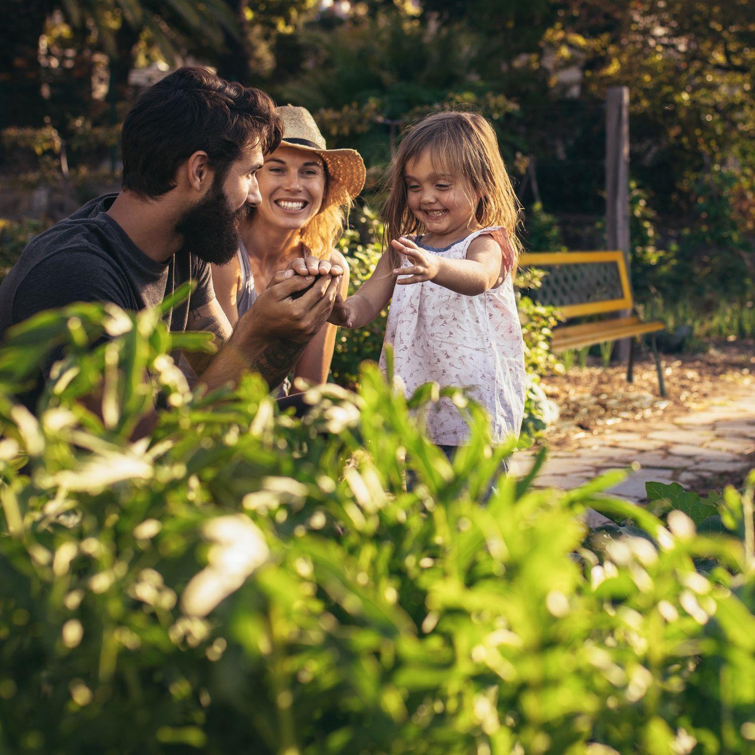 Northio Gartenbank aus Holz und Gusseisen  