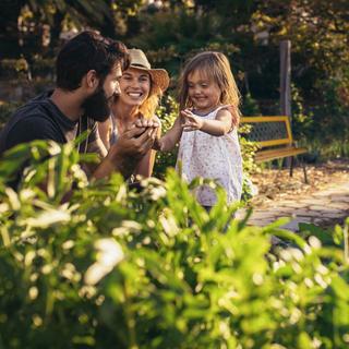 Northio Gartenbank aus Holz und Gusseisen  