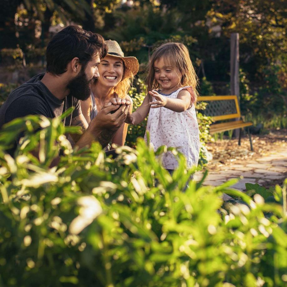 Northio Gartenbank aus Holz und Gusseisen  