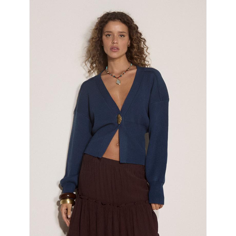 Strickjacke aus geripptem Strick mit gehämmertem Knopf