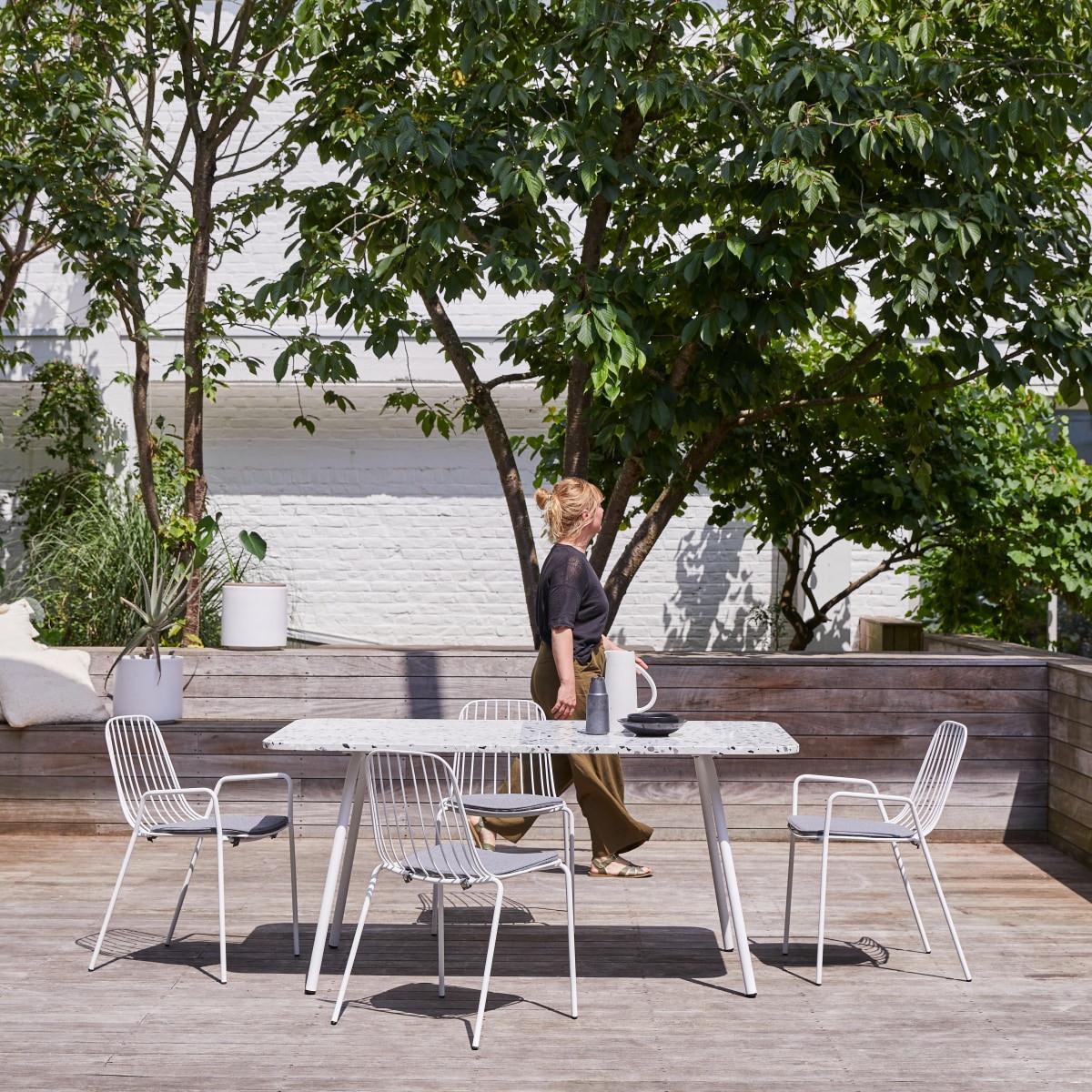 Tikamoon Table de jardin rectangulaire en terrazzo premium et métal white 4/6 pers. Elio  