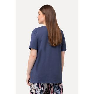 Ulla Popken  T-shirt classica di cotone biologico con scollatura a V e mezze maniche 