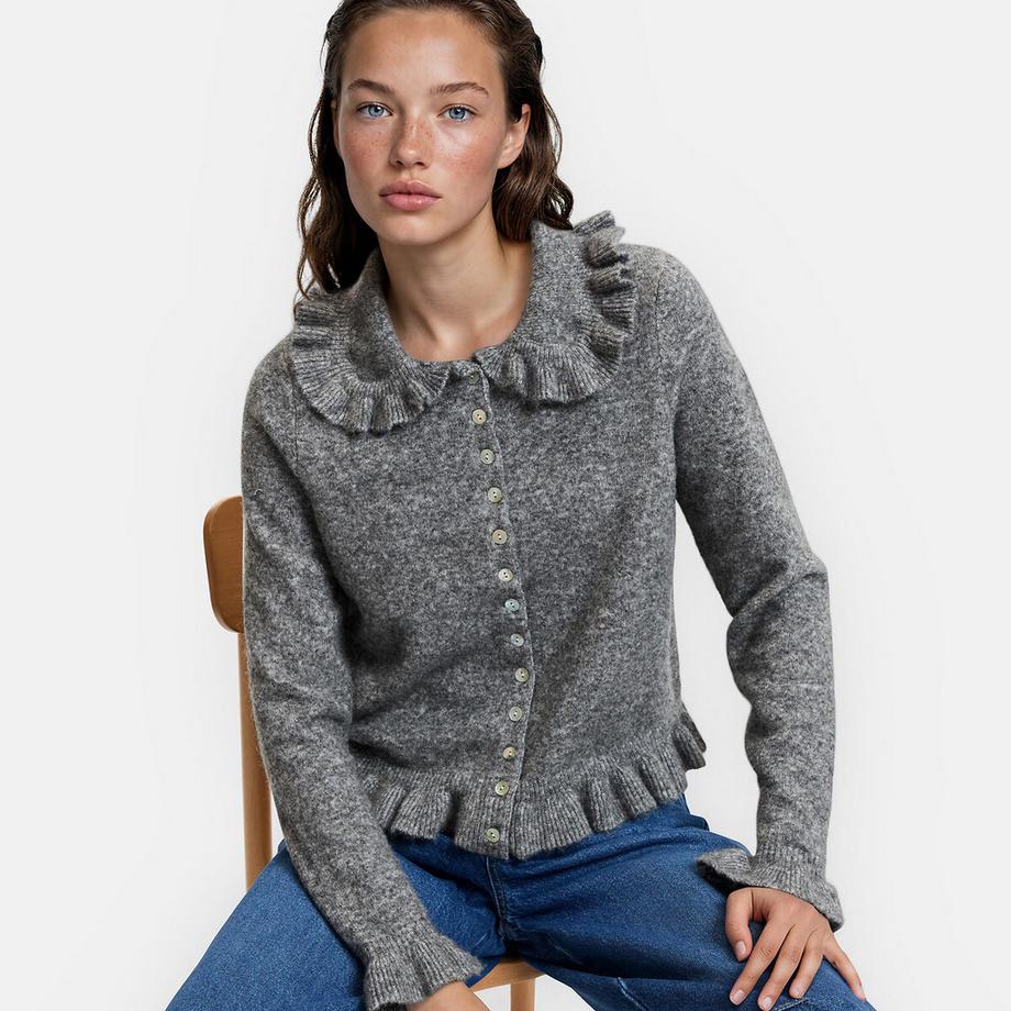 Strickjacke mit Claudine-Kragen und Rüschenverzierungen