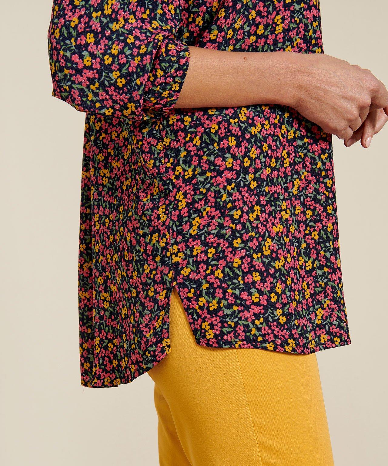 Damart  Blouse crêpe fleurie. 