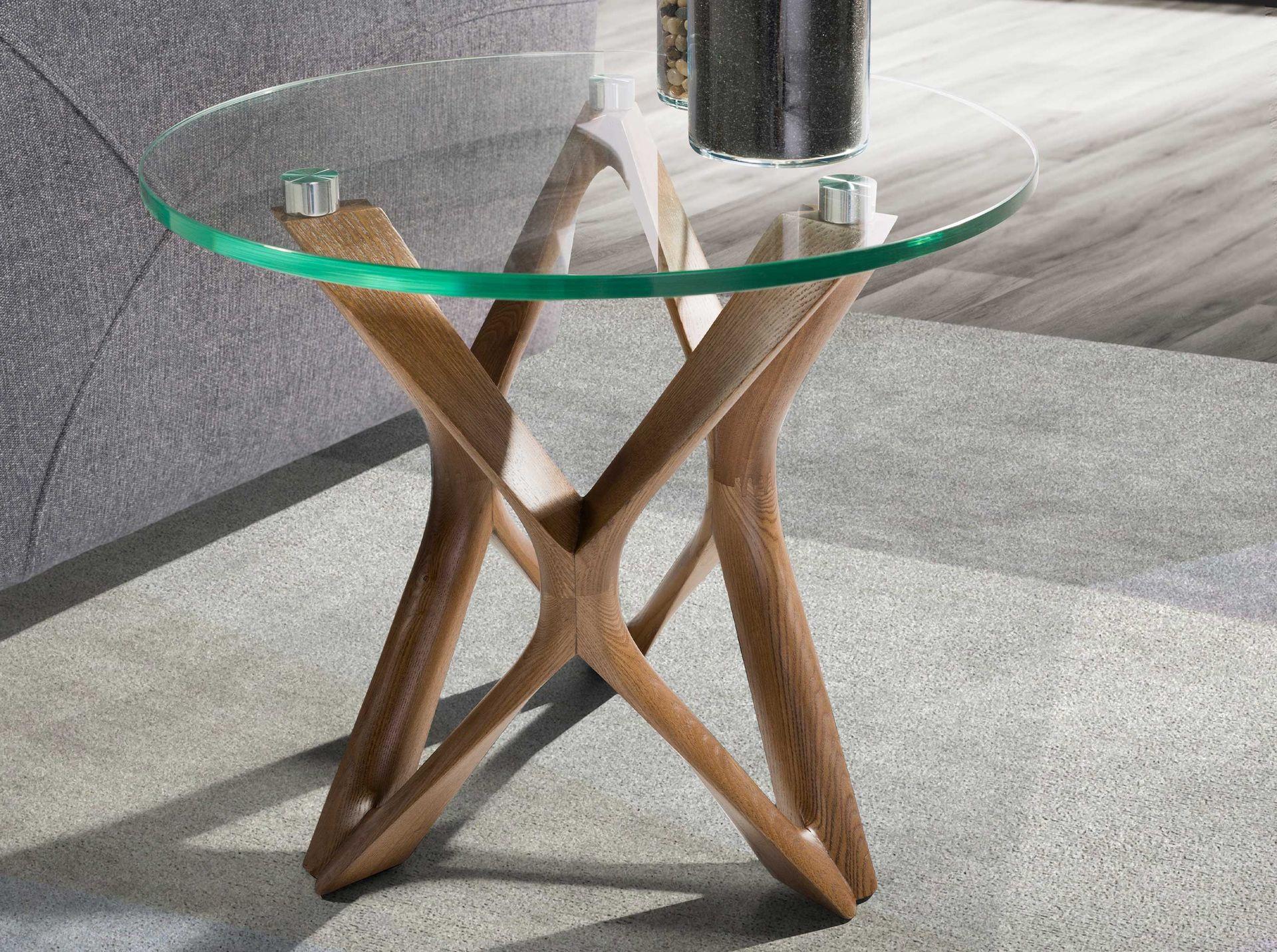 ANGEL CERDA Tavolo angolare rotondo in vetro temperato e noce  